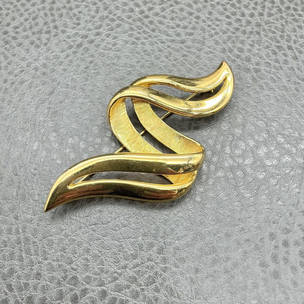 Vintage Gold Tone Ribbon Brooch Pin Open Swirl Wavy Retro‎ Mod Statement 3 Inch